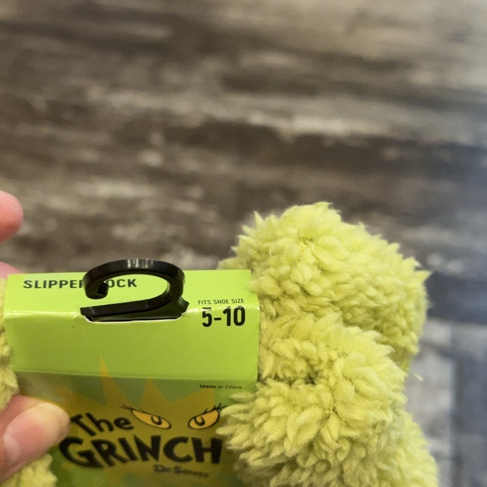Bioworld Dr Seuss The Grinch Slipper Socks Womens 5-10 Green Fuzzy Non-Slip NEW - Picture 6 of 8